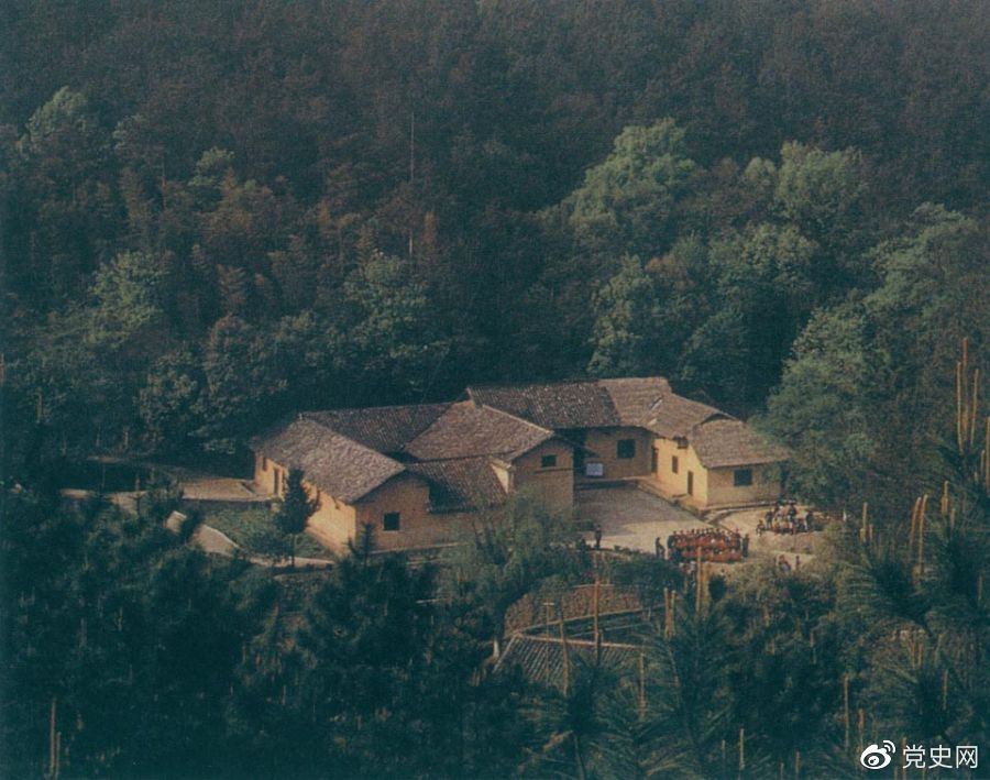 毛澤東故居——湖南省湘潭縣韶山?jīng)_上屋場。1893年12月26日，毛澤東在這里誕生。